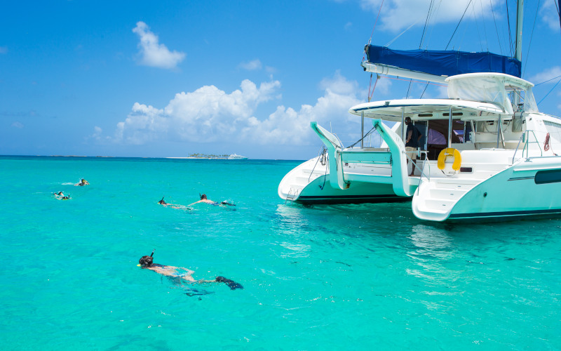 scuba diving off rose island bahamas