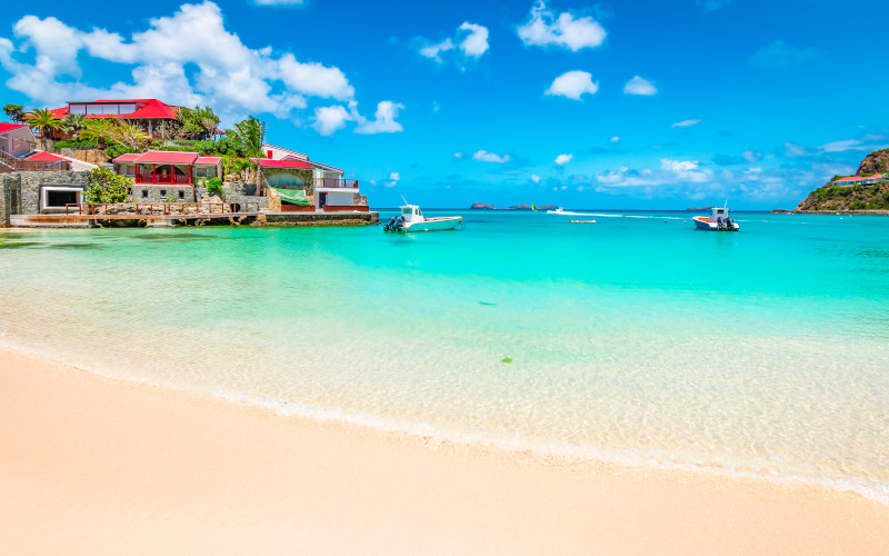 villas looking on to marigot beach with yachts