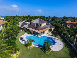 Paradise Island accommodation Caribbean villas for sale in Paradise Island apartments to buy in Paradise Island holiday homes to buy in Paradise Island